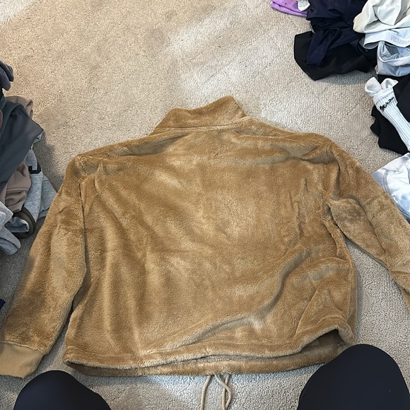 Women’s Cinch-able Sherpa Top - Picture 2 of 3